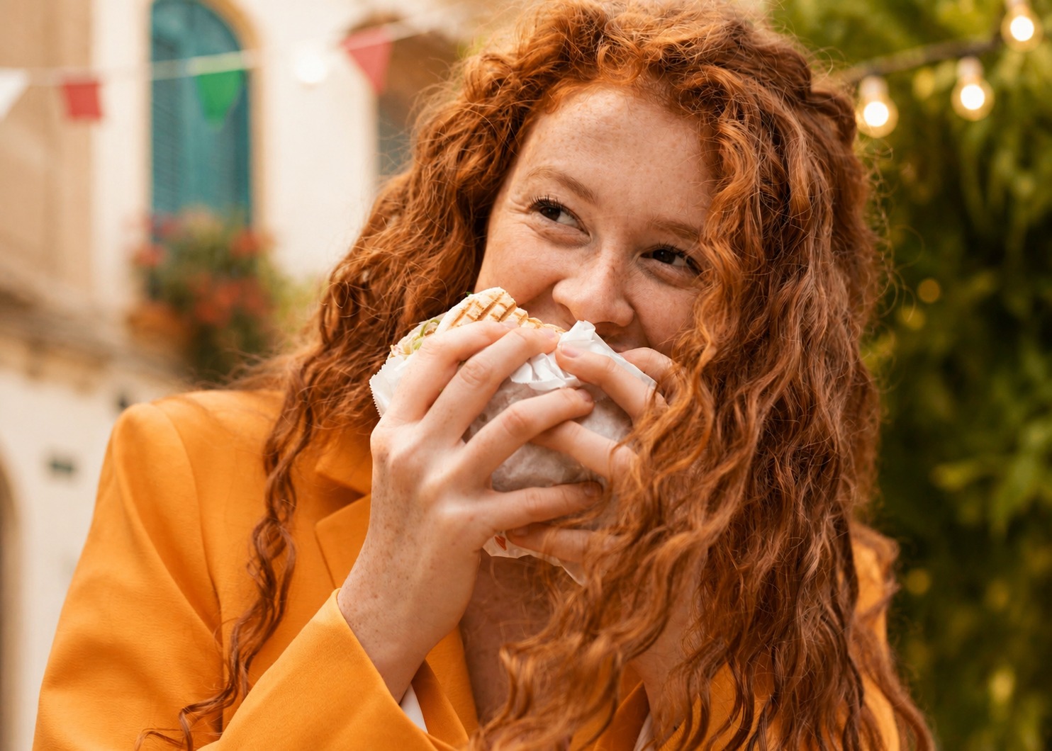 Mujer disfrutando de un panini italiano
