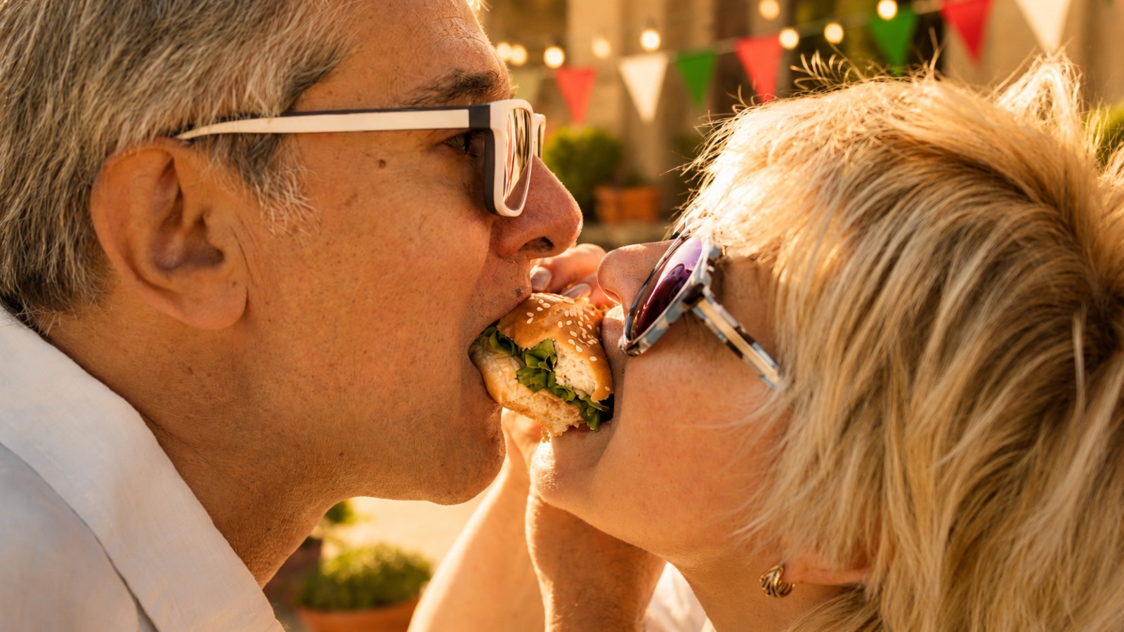 Pareja compartiendo un panini en Little Italy