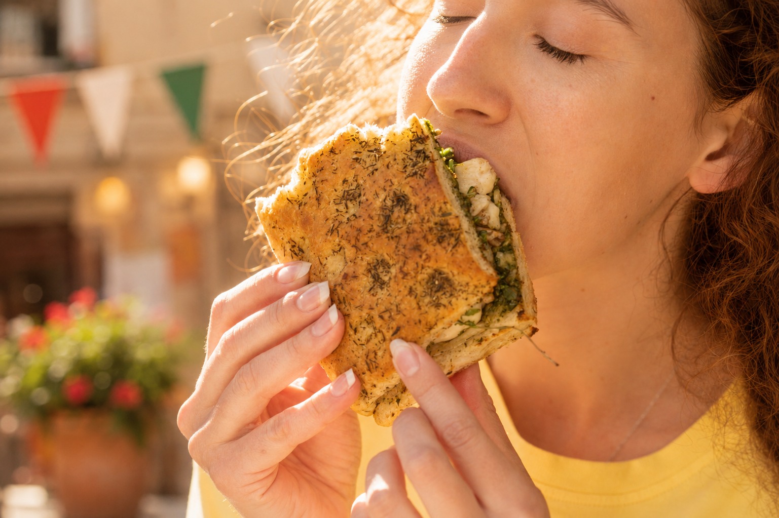 Mujer saboreando una focaccia italiana